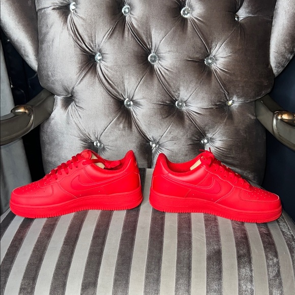 🔥 RARE COLLECTOR’S GRAIL: Nike Air Force 1 Low ‘Triple Red’ University Edition 🔥